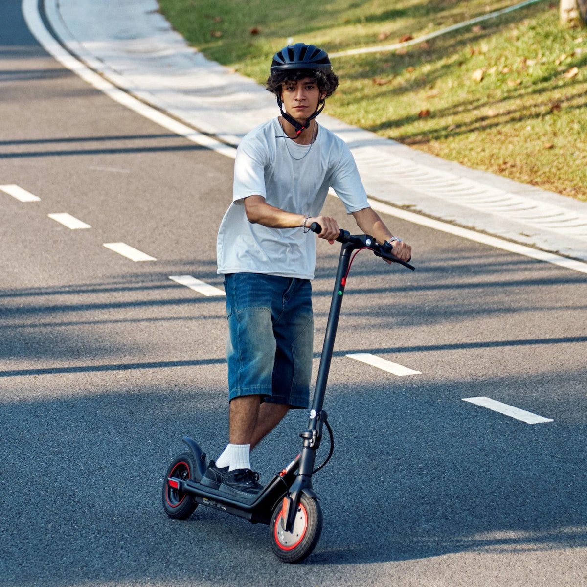 Persona circulando con el patinete eléctrico iScooter i9M por la ciudad