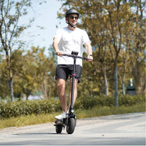 Persona circulando con el patinete eléctrico iScooter iX3 por la ciudad