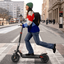 Mujer montando el patinete eléctrico iScooter iX3 por la ciudad