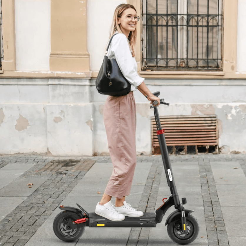 Mujer montando el patinete eléctrico iScooter iX3 por la ciudad