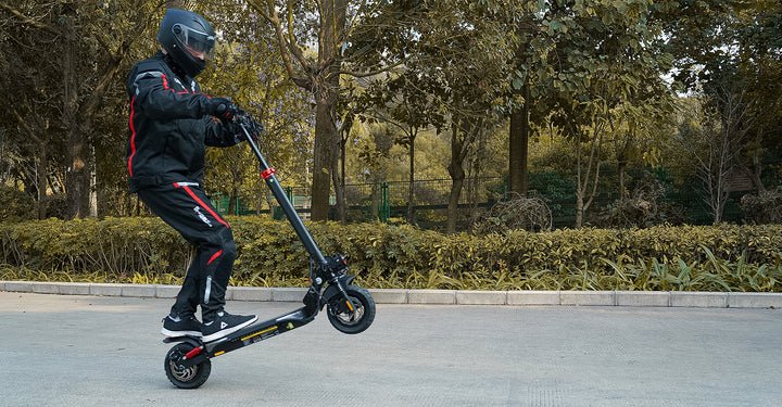 Persona circulando con el patinete eléctrico iScooter iX4 por la ciudad