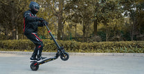 Persona circulando con el patinete eléctrico iScooter iX4 por la ciudad
