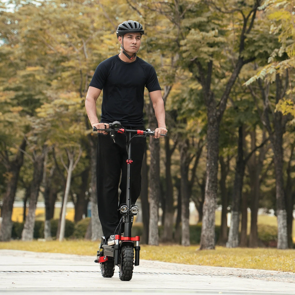 Persona circulando con el patinete eléctrico iScooter iX5S por la ciudad