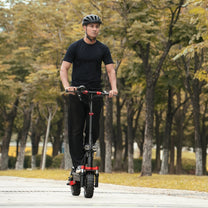 Persona circulando con el patinete eléctrico iScooter iX5S por la ciudad