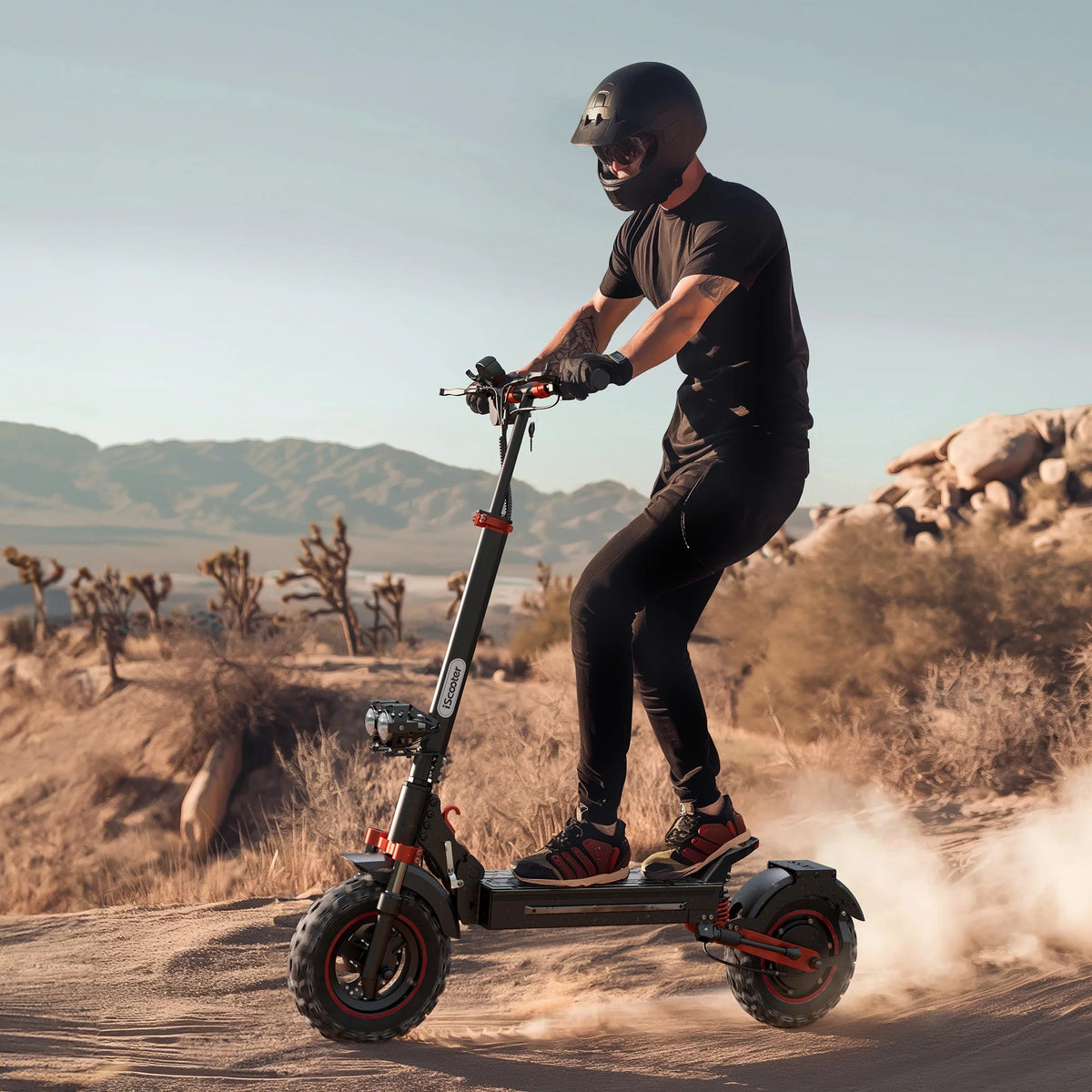 Piloto con el patinete eléctrico iScooter iX5S fuera de pista