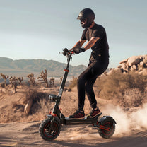 Piloto con el patinete eléctrico iScooter iX5S fuera de pista