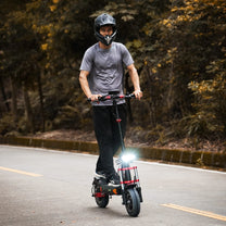 Persona circulando con el patinete eléctrico iScooter iX8 por la ciudad