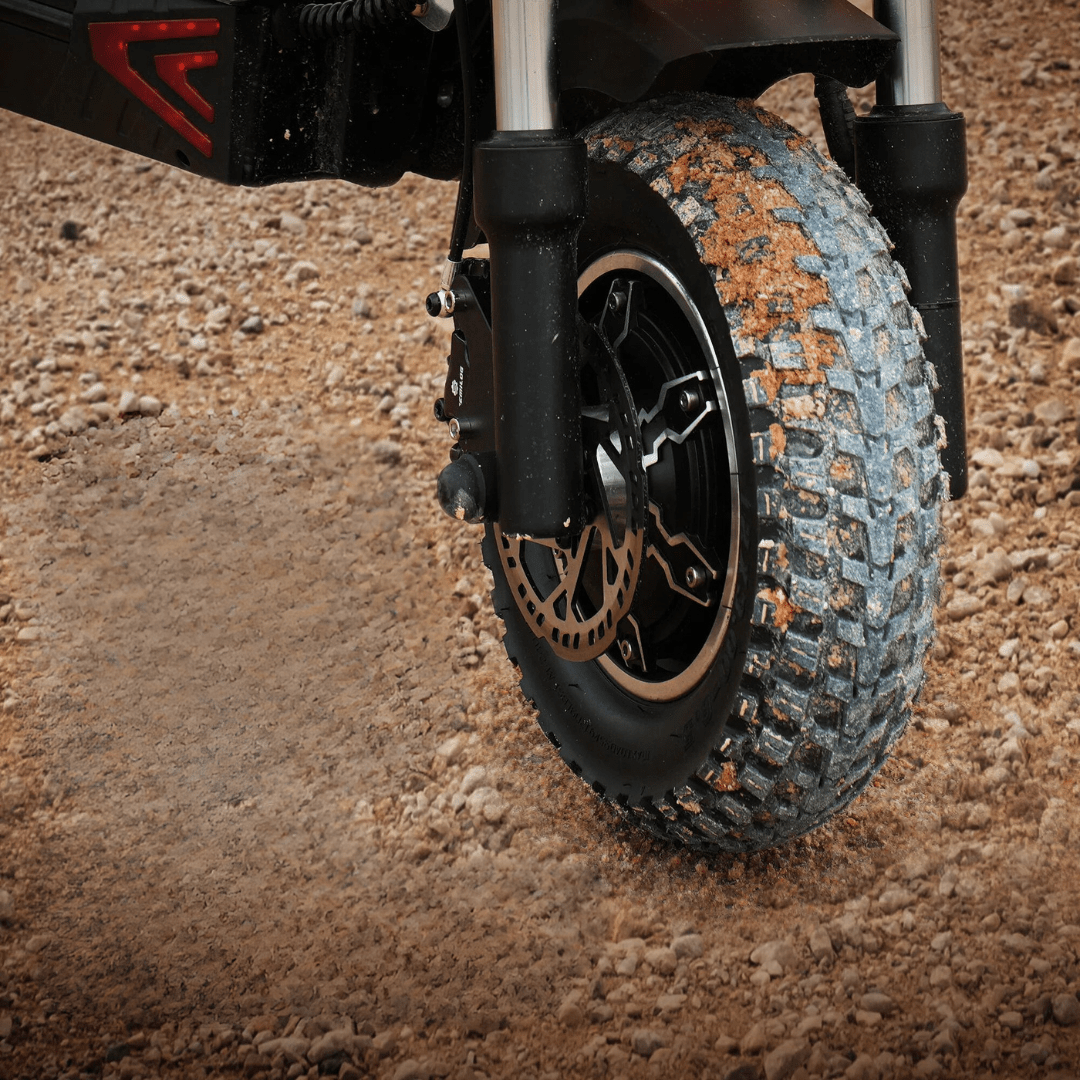 Primer plano del neumático del iScooter iX8