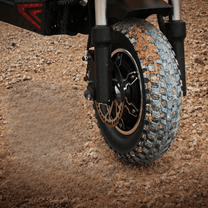Primer plano del neumático del iScooter iX8
