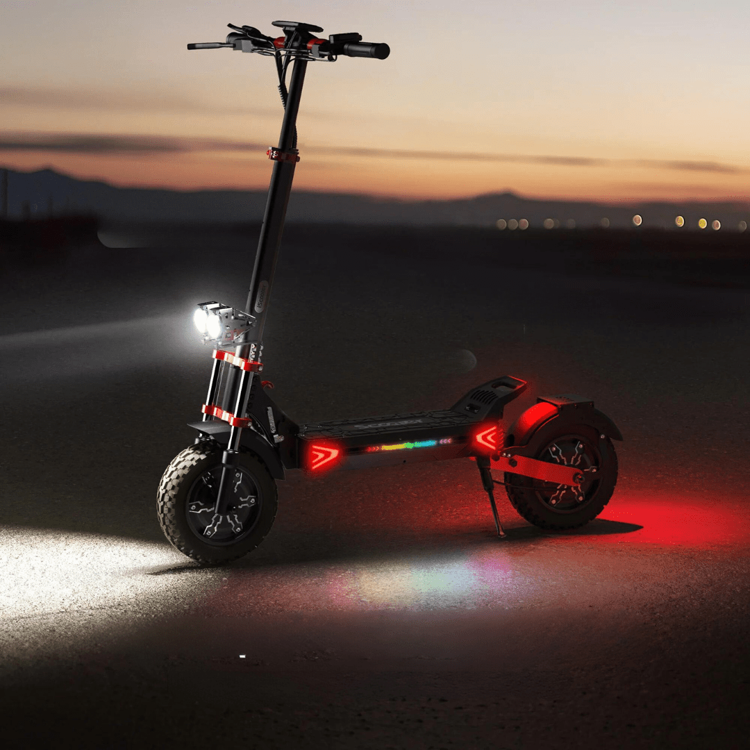 Patinete eléctrico iScooter iX8 con las luces encendidas en un ambiente nocturno
