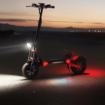 Patinete eléctrico iScooter iX8 con las luces encendidas en un ambiente nocturno
