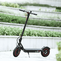 Patinete eléctrico iScooter W6 visto de lado en un parque