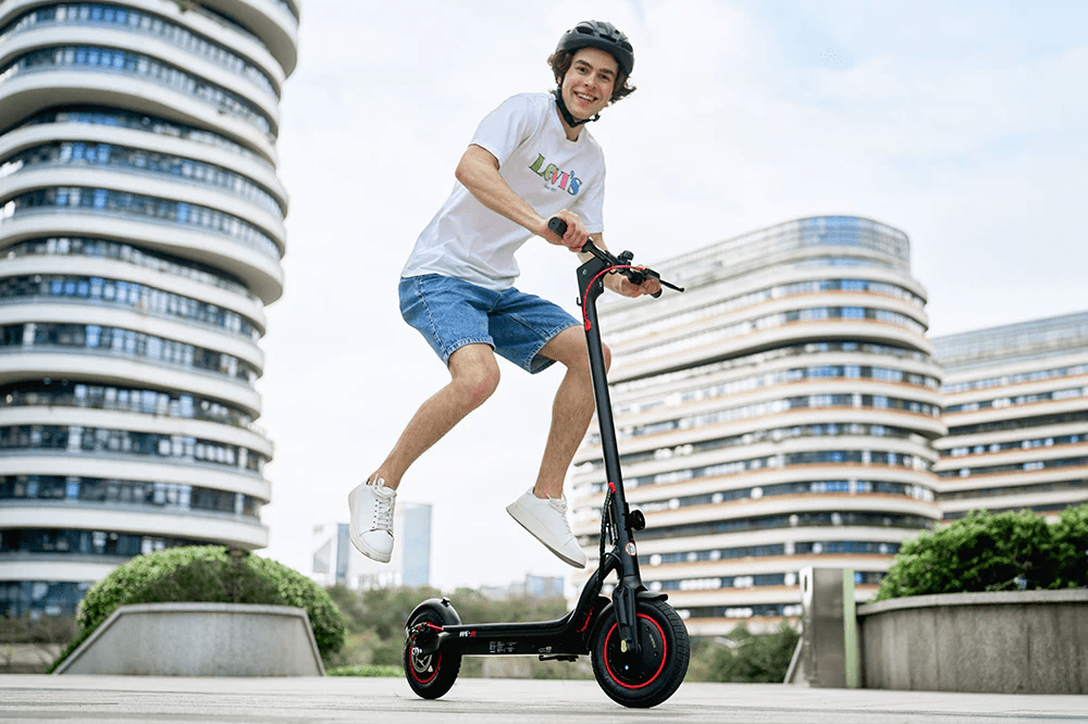 Piloto saltando con el patinete eléctrico iScooter W6