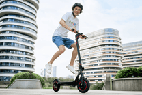 Piloto saltando con el patinete eléctrico iScooter W6