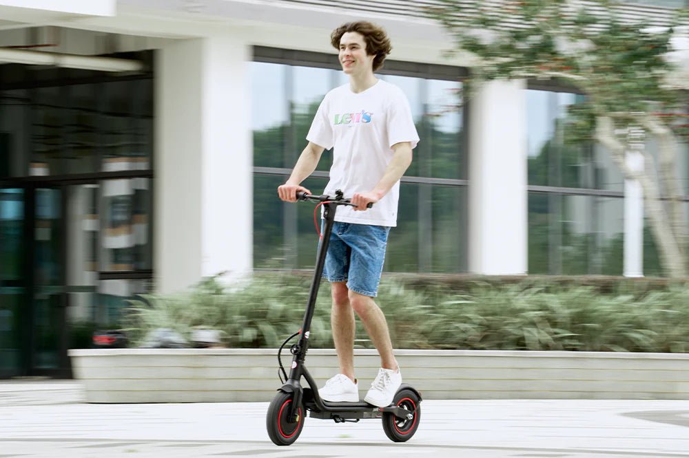 Persona circulando con el patinete eléctrico iScooter W6 por la ciudad
