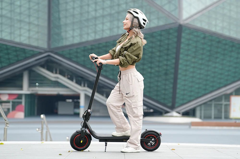 Mujer montando el patinete eléctrico iScooter W6 por la ciudad