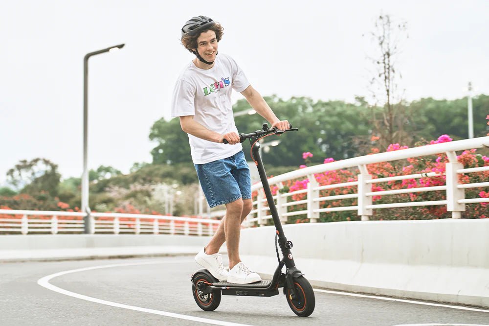 Persona circulando con el patinete eléctrico iScooter W6 por la ciudad