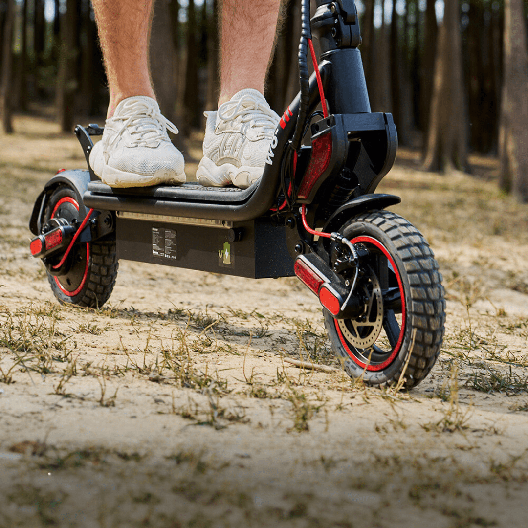 Piloto con el patinete eléctrico iScooter W8 fuera de pista