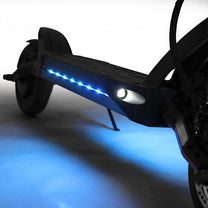 Patinete eléctrico KAABO MANTIS 10 Plus con las luces encendidas