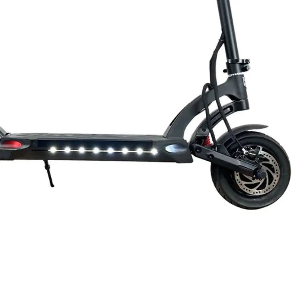 Patinete eléctrico KAABO MANTIS 10 Plus con las luces encendidas