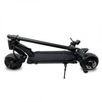 Patinete eléctrico KAABO MANTIS 8 PLUS plegado, en vista frontal en ángulo