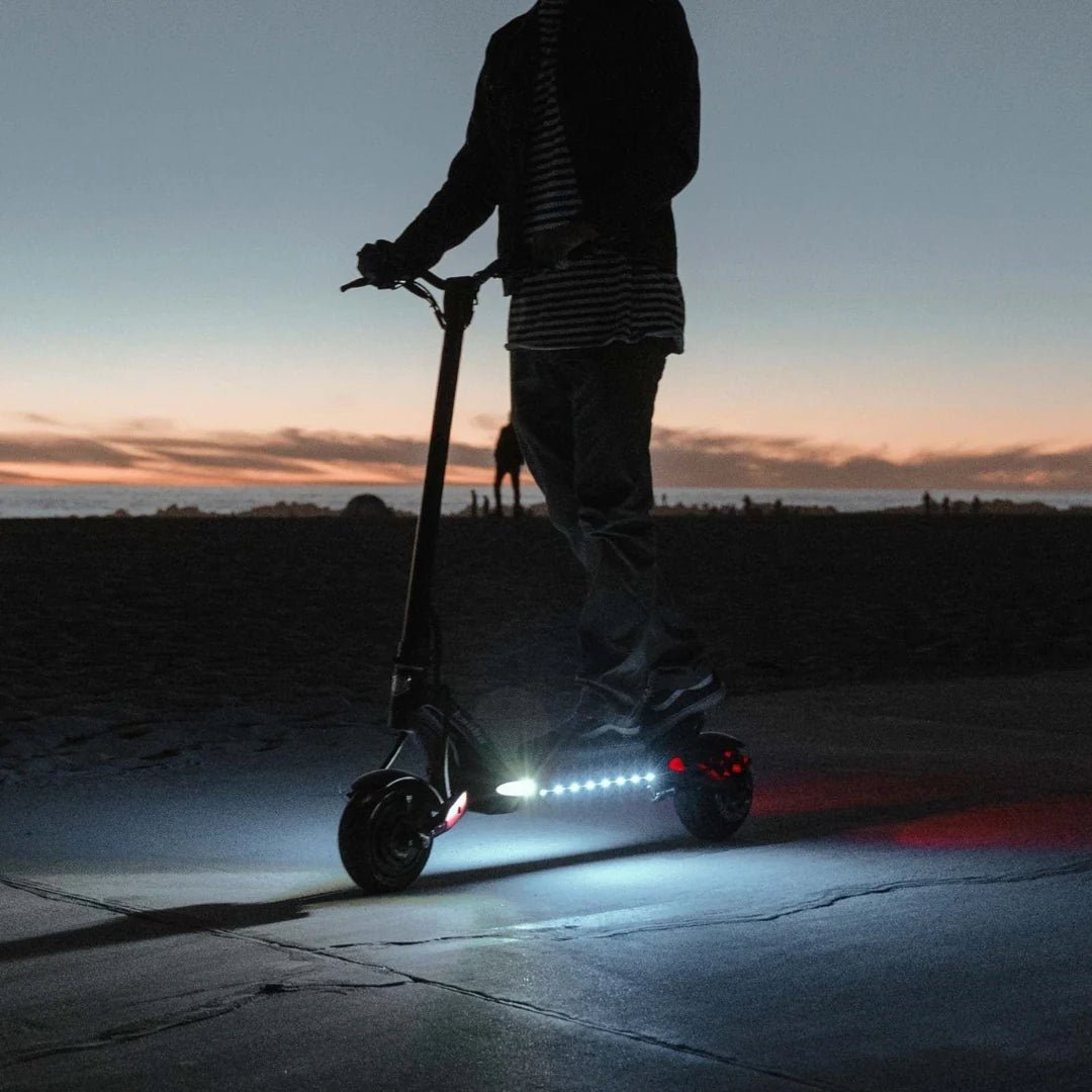 Persona montando el patinete eléctrico KAABO MANTIS 8 PLUS al atardecer