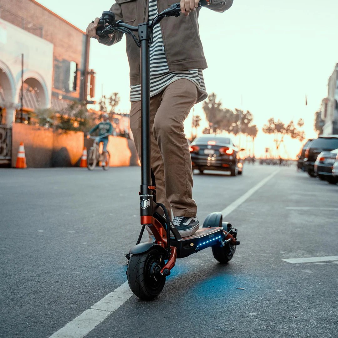 Persona montando el patinete eléctrico KAABO MANTIS 8 PLUS por una calle