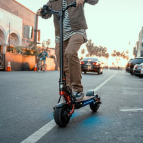 Persona montando el patinete eléctrico KAABO MANTIS 8 PLUS por una calle