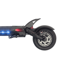 Patinete eléctrico KAABO MANTIS 8 PLUS con las luces encendidas