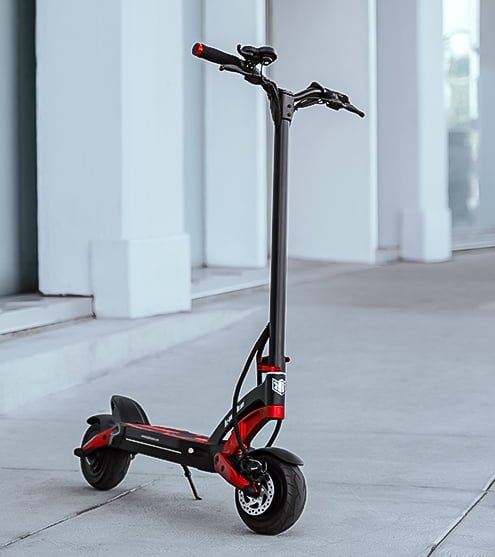 Patinete eléctrico KAABO MANTIS 8 PLUS en vista frontal en ángulo en una calle