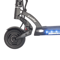Patinete eléctrico KAABO MANTIS 8 PLUS con las luces encendidas