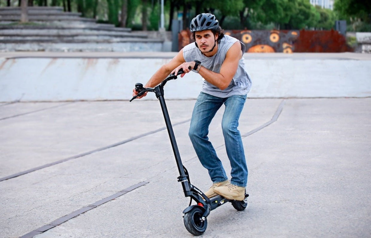 Hombre montando el patinete eléctrico KAABO MANTIS 8 PLUS