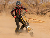 Persona montando el patinete eléctrico KAABO WOLF WARRIOR KING GTR en el desierto