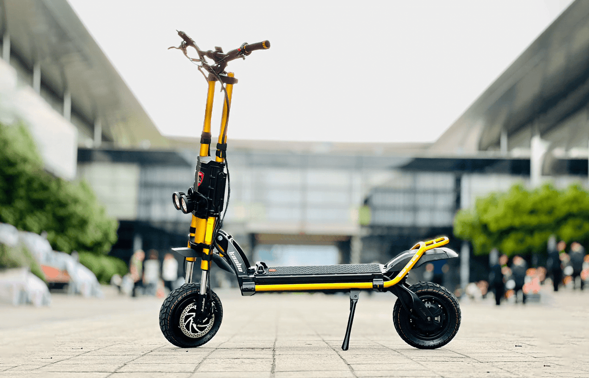 Patinete eléctrico KAABO WOLF WARRIOR KING GTR en vista frontal en ángulo en la ciudad