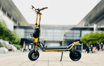 Patinete eléctrico KAABO WOLF WARRIOR KING GTR en vista frontal en ángulo en la ciudad