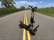 Patinete eléctrico KAABO WOLF WARRIOR KING GTR en vista frontal en ángulo en la carretera