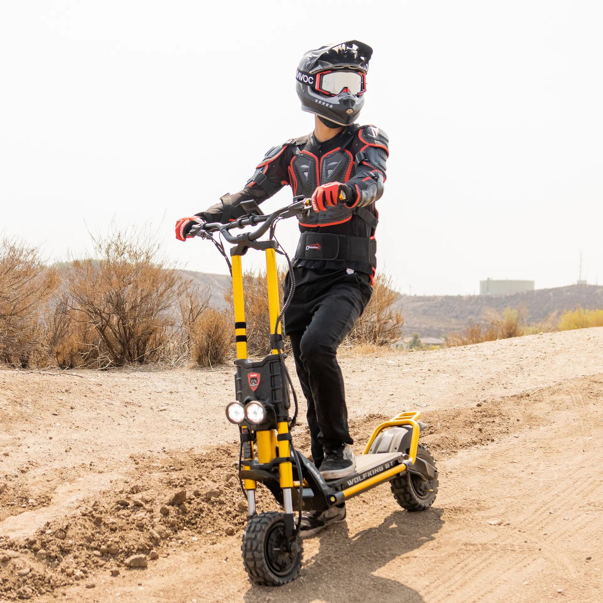 Persona montando el patinete eléctrico KAABO WOLF WARRIOR KING GTR en el desierto