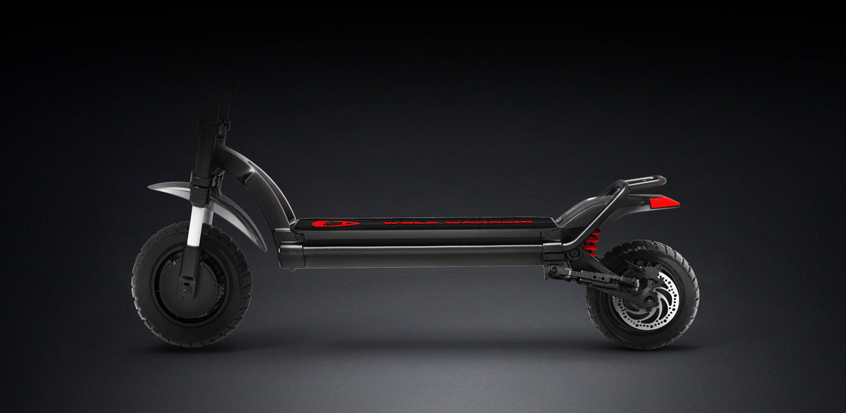 Patinete eléctrico KAABO WOLF WARRIOR X MAX visto de lado sobre fondo oscuro