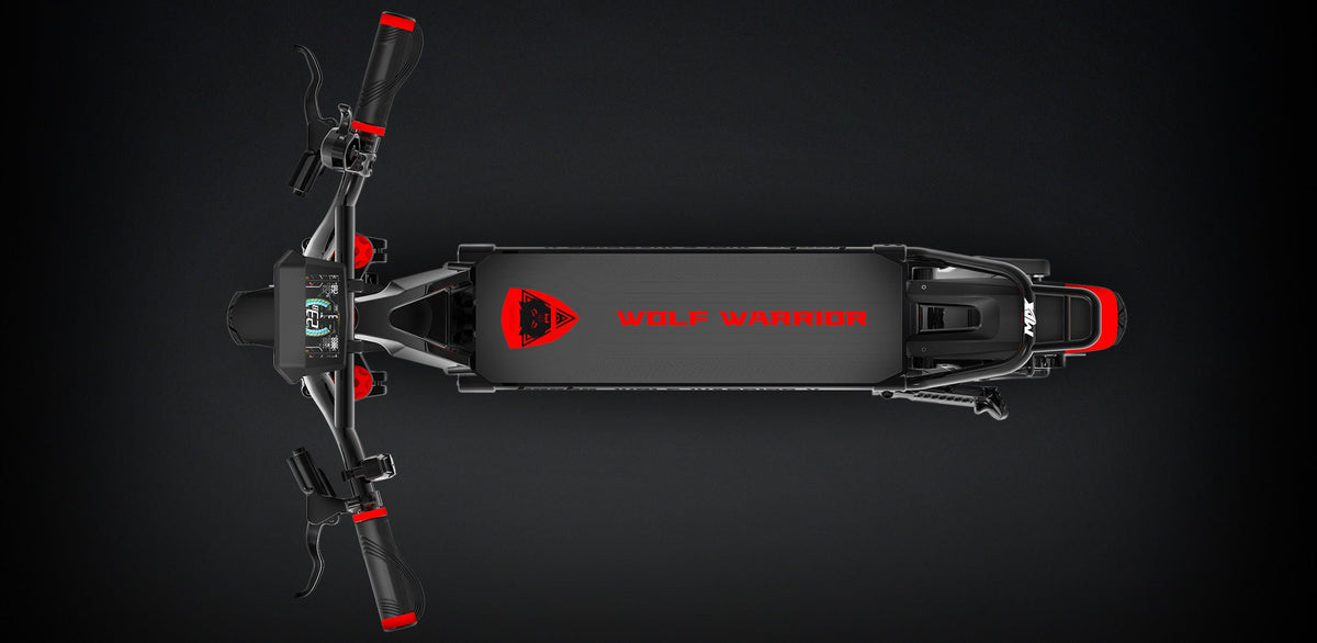Patinete eléctrico KAABO WOLF WARRIOR X MAX visto desde arriba sobre fondo oscuro