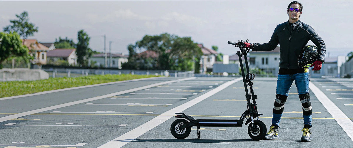 Persona de pie junto al patinete eléctrico KAABO WOLF WARRIOR X MAX