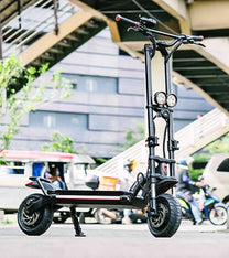 Patinete eléctrico KAABO WOLF WARRIOR X MAX en vista frontal en ángulo en la ciudad