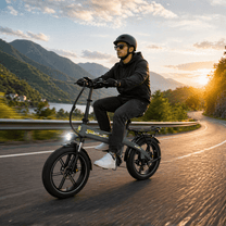 Hombre montando la bicicleta eléctrica plegable fat bike KOOLUX RK10 por la carretera