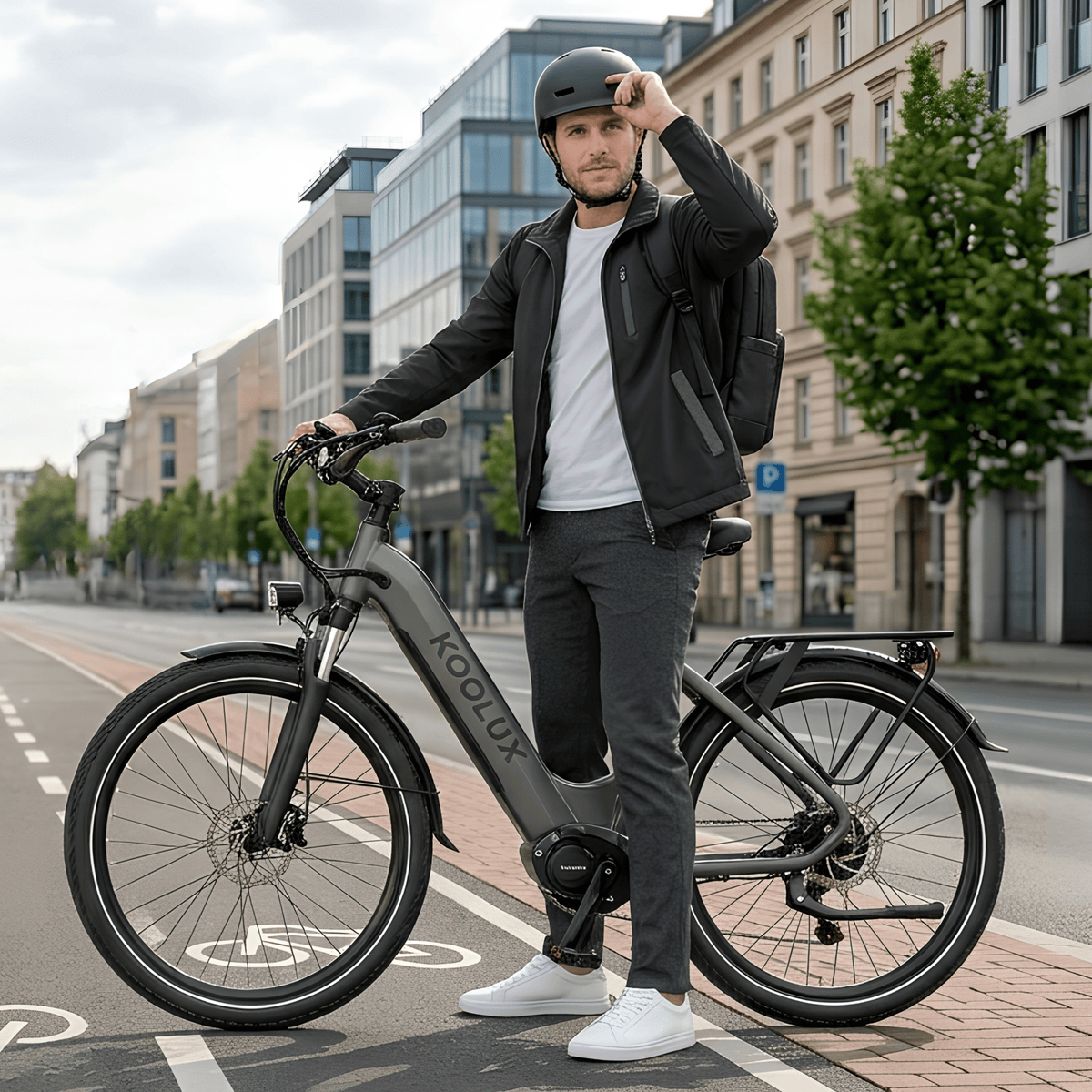 Hombre de pie junto a la bicicleta eléctrica KOOLUX X2 en la ciudad