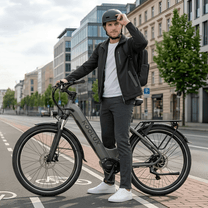 Hombre de pie junto a la bicicleta eléctrica KOOLUX X2 en la ciudad