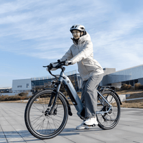 Hombre montando la bicicleta eléctrica KOOLUX X2 por la ciudad