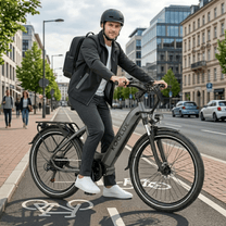 Hombre de pie junto a la bicicleta eléctrica KOOLUX X2 en la ciudad