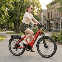 Mujer montando la bicicleta eléctrica KOOLUX X2 en un parque