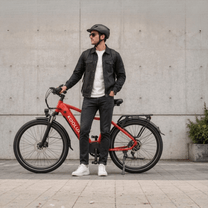 Hombre de pie junto a la bicicleta eléctrica KOOLUX X3 en la ciudad