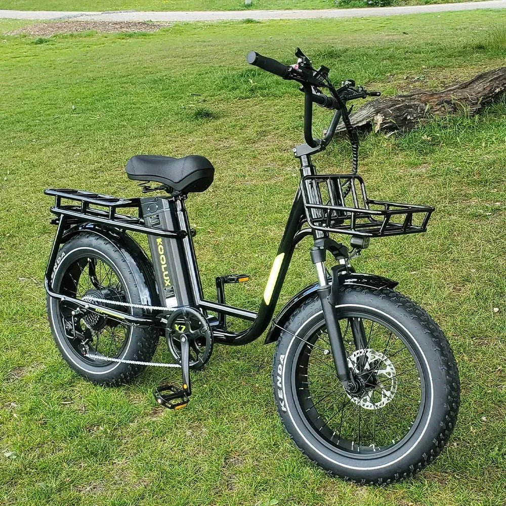 Bicicleta eléctrica fat bike KOOLUX X7 en vista frontal en ángulo en un parque