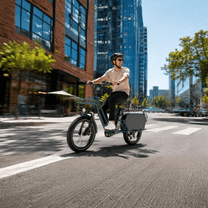 Hombre montando la bicicleta eléctrica fat bike KOOLUX X7 Pro por la ciudad